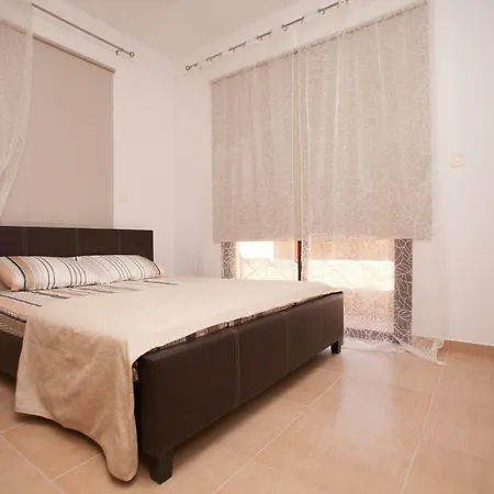 Dafni, 20 * Paralimni